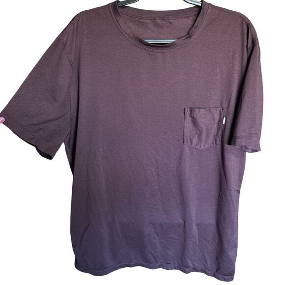 Vuori Tradewind Pocket Performance Tee Shirt Athletic Fit Burgundy Size XL - Picture 2 of 9